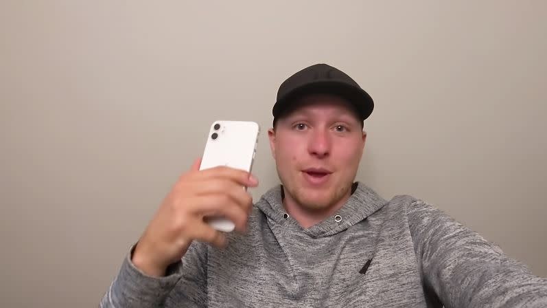 iPhone 11充飽電之後還能正常使用，讓他相當驚訝。（圖／翻攝自Aquatic Monkey YouTube）