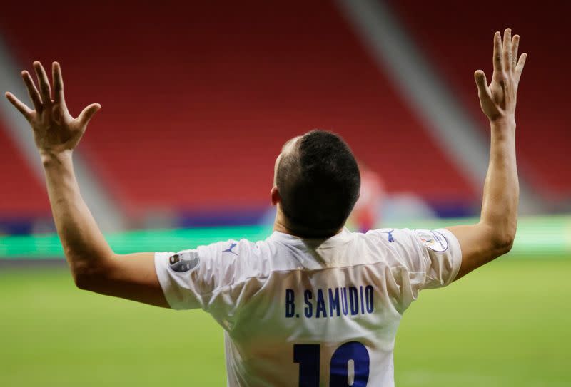 Foto del jueves del futbolista de Paraguay Braian Samudio celebrando tras marcar el primer gol ante Chile