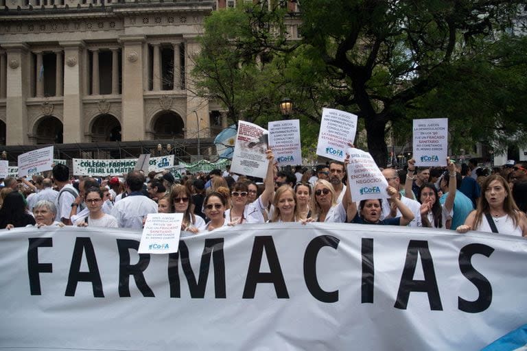 Los farmacéuticos se movilizaron tras el decreto presidencial contra la posibilidad de que se vendan medicamentos en cualquier tipo de local comercial