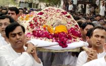 Mukesh (L) and Anil (R) Ambani carry the body of their father Dhirubhai Ambani, founder and chairman of India's largest private sector company, Reliance Industries, to the Chandanwadi crematorium in Bombay, 07 July 2002. Ambani died late 06 July 2002 at the Breach Candy hospital where he was adimitted 24 June after suffering a stroke. AFP PHOTO/Sebastian D'SOUZA