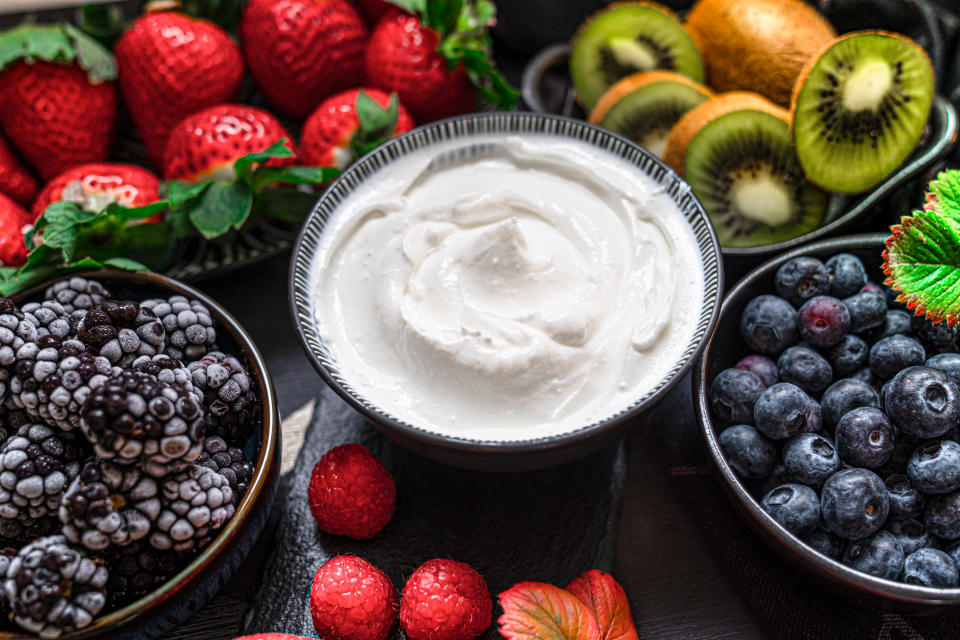 Las frutas y el yogur son alimentos saludables que estimulan el buen funcionamiento intestinal. (Getty Creative)