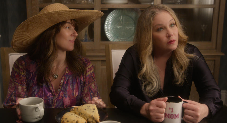 DEAD TO ME (L to R) LINDA CARDELLINI as JUDY HALE and CHRISTINA APPLEGATE as JEN HARDING in DEAD TO ME. Cr. Courtesy of NETFLIX / © 2022 Netflix, Inc.