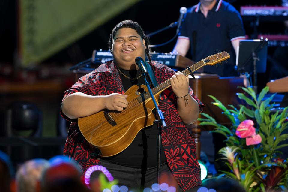 Season 21 winner Iam Tongi returned to the u0022Idolu0022 stage with his 2023 song u0022Why Kiki?u0022