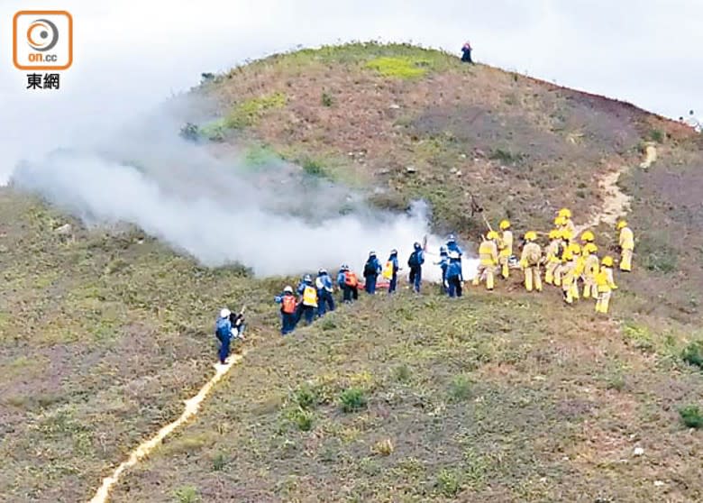 演習模擬有行山人士遇到山火。（蘇偉明攝）