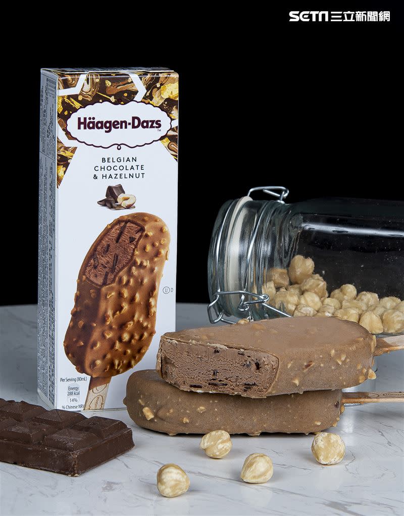「比利時巧克力榛果雪糕」，滑順又酥脆的多層次口感與內部的冰淇淋相互搭配完美融合（圖／品牌提供）