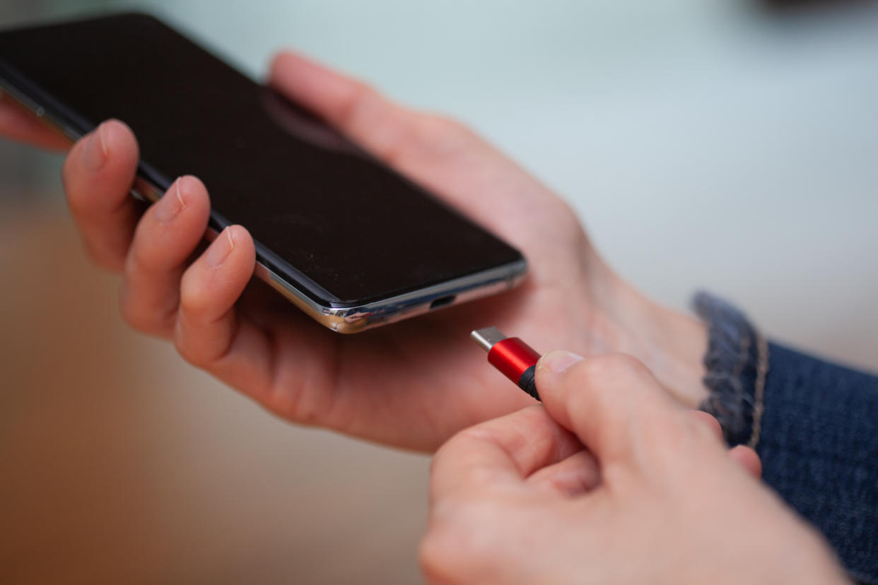 El cargador portátil más pequeño y liviano del mundo es la compra favorita de todos en Amazon. (Foto: Getty)