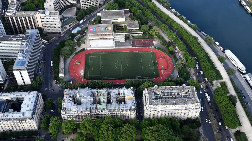 C’est dans ce stade, tout proche de la Tour Eiffel que doit avoir lieu mercredi 28 septembre le match opposant l’équipe de France de football de l’Assemblée nationale et une équipe formée d’anciennes gloires du foot français.