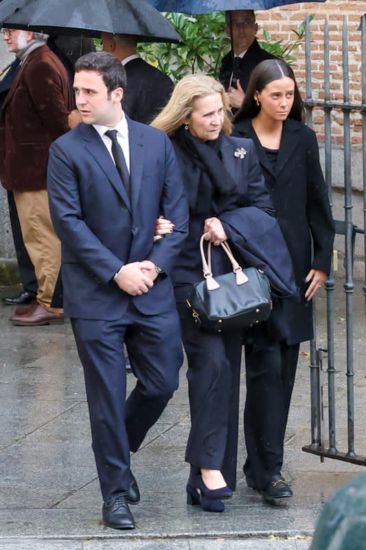 La infanta Elena y sus dos hijos saliendo del funeral de Fernando Gómez-Acebo