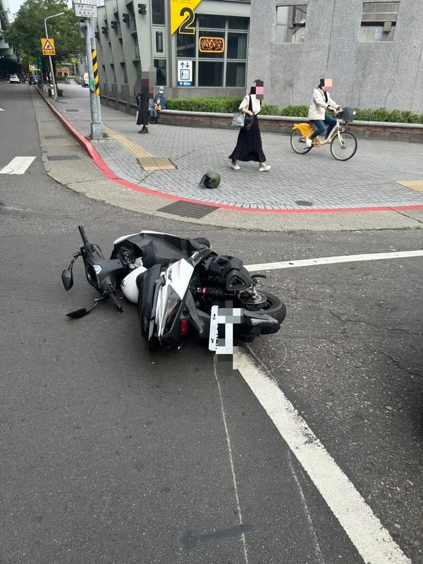 禮讓救護車遭撞  事故引發熱議 網友上傳因禮讓救護車而遭追撞交通事故影片，引發 網友熱議是否要禮讓。台北市警察局大同分局21日對 此表示，依道交處罰條例第45條第2項規定，若聽聞 消防或救護車警號卻不立即避讓者，可處新台幣3600 元罰鍰和吊銷駕照。 （翻攝照片） 中央社記者黃麗芸傳真  113年4月21日 