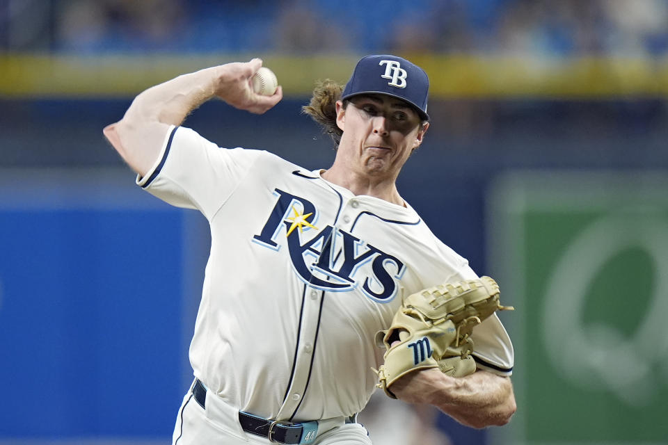 O arremessador titular do Tampa Bay Rays, Ryan Pepiot, entrega para o Boston Red Sox durante o primeiro inning de um jogo de beisebol na quarta-feira, 18 de setembro de 2024, em St. Petersburg, Flórida. (AP Photo/Chris O'Meara)