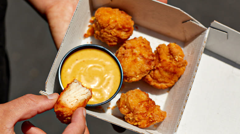 Taco Bell nuggets and sauce 