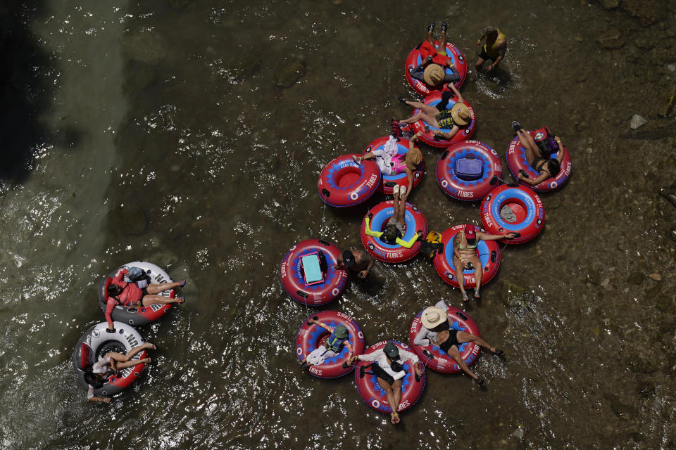 Bañistas en llantas inflables flotan en el frío río Comal, el jueves 29 de junio de 2023, en New Braunfels, Texas. (AP Foto/Eric Gay)