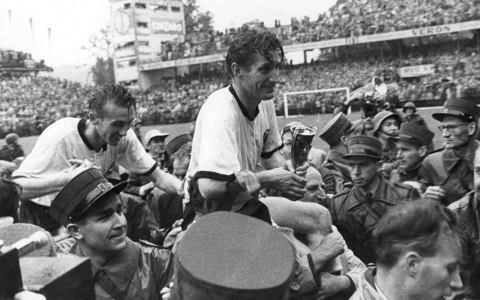 4. Juli 1954. 3:2 gegen Ungarn. Der WM-Titel. Der größte sportliche Erfolg in der Karriere des besten Spielmachers der deutschen Fußballgeschichte. Friedrich Walter, den alle nur "Fritz" nannten, wurde vor genau 100 Jahren, am 31. Oktober 1920, geboren. Anlass genug, eine subjektive Liste der größten deutschen Fußballer aufzustellen. In aktueller WM-Kadergröße. Also hier, die besten 23 aller Zeiten ... (Bild: ZDF)