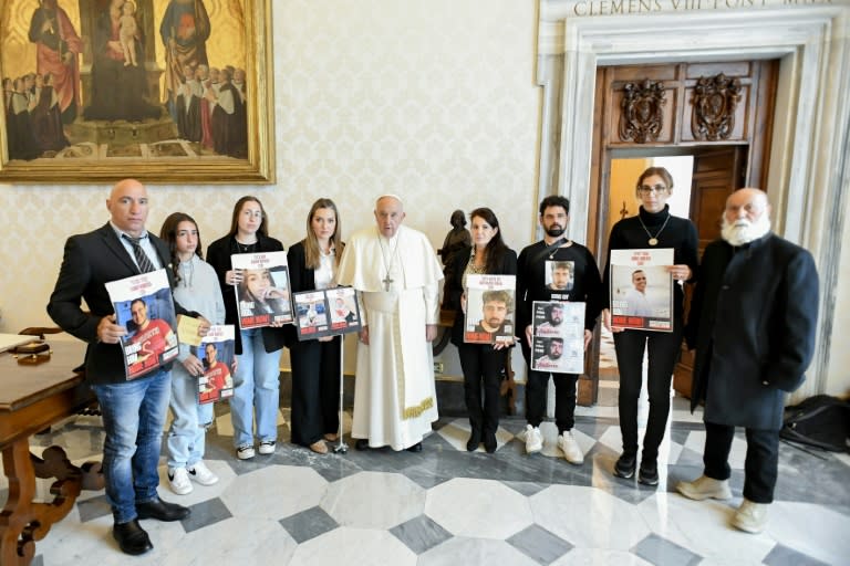 Papst Franziskus hat am Montag im Vatikan Angehörige israelischer Hamas-Geiseln getroffen. Bei einer Privataudienz in Rom zeigten Mitglieder von fünf israelischen Familien dem Papst Fotos ihrer am 7. Oktober von der Hamas verschleppten Angehörigen. (Handout)