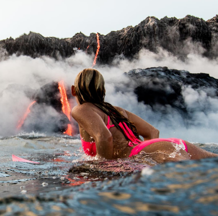 Un peligroso desafío. Los surfistas suelen deslumbrarnos en las redes sociales con registros de sus hazañas en las olas, pero lo que logró Alison Teal escapa todo lo imaginado. Foto: Instagram.com/perrinjames1