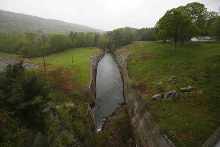 The Ahuelot River flows away from the Surry Mountain Dam in Surry, New Hampshire above the city of Keene May 16, 2014. REUTERS/Brian Snyder