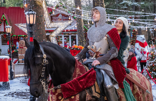 Rob Lowe and Vanessa Hudgens star in Netflix's Christmas movies and TV ...