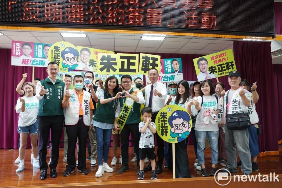 民進黨提名永康區台南市議員候選人朱正軒今早在立委林宜瑾及親友團的陪同下，前往台南市選委會登記參選，全力衝刺期能為永康角逐「關鍵一席」。   圖：黃博郎／攝