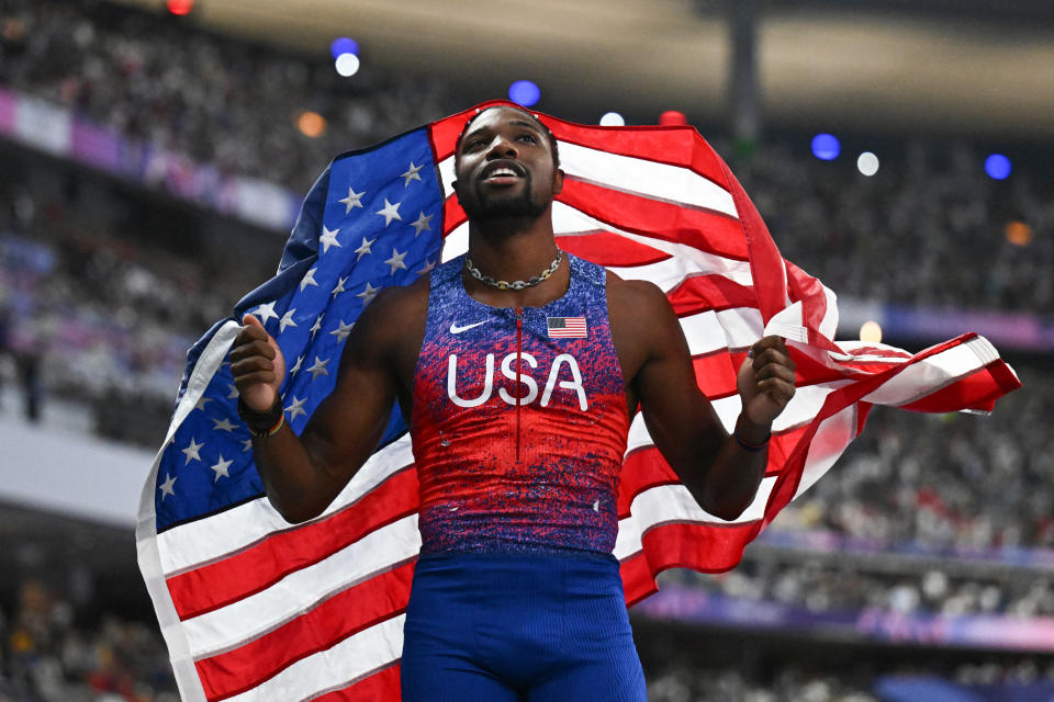 Pelari Amerika Noah Lyles merayakan kemenangannya setelah memenangi final lari 100m putra di cabang atletik Olimpiade Paris 2024 di Stade de France di Saint-Denis, sebelah utara Paris, pada 4 Agustus 2024. (Foto oleh Jewel SAMAD/AFP via Getty Images)