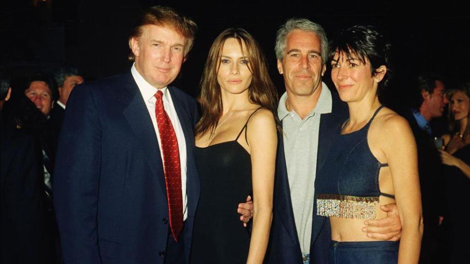 Jeffrey Epstein y Ghislaine Maxwell con Donald Trump y su esposa Melania. (BBC)