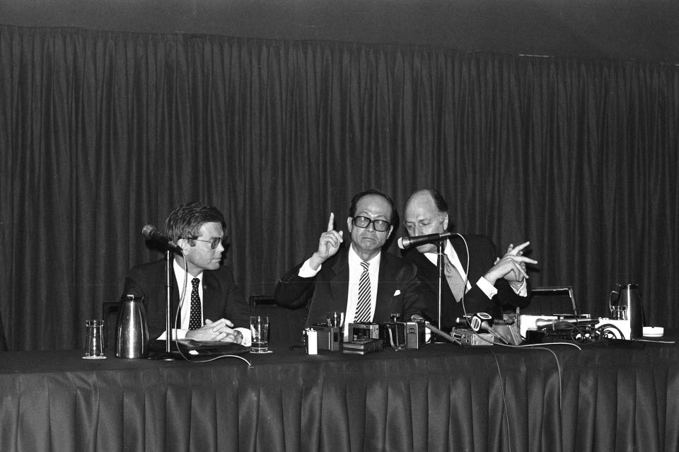 在1979年，李嘉誠與匯豐銀行正式簽訂收購合約，以每股7.1元、總值6.39億元代價，收購9,000萬股和黃，佔股22.4%，成為第一位入主英資大行的華商。