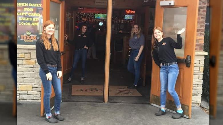 texas roadhouse hostess greeting