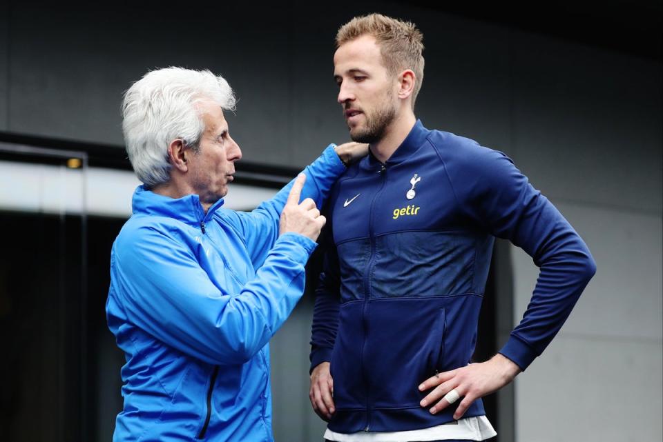 Gian Piero Ventrone, fitness coach at Tottenham, talking to Harry Kane. (Tottenham Hotspur FC via Getty Images)