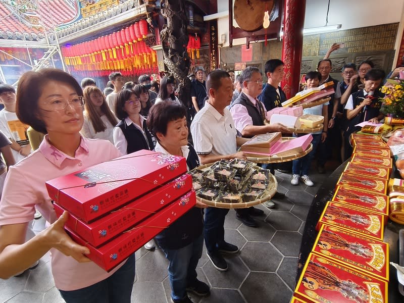 台中糕餅業者豐原慈濟宮獻狀元糕  為考生祈福 台中市觀旅局15日攜手糕餅商業同業公會在豐原慈濟 宮舉辦「魁星糕照」活動，以狀元糕及在地百年糕餅 敬獻神明，為考生祈求考運亨通。 （台中市觀旅局提供） 中央社記者趙麗妍傳真  113年6月15日 