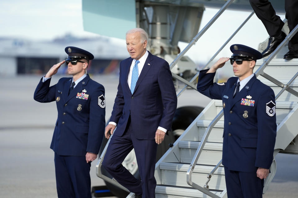El presidente Joe Biden llega al Aeropuerto Internacional de Miami, el martes 30 de enero de 2024, en Miami. (AP Foto/Evan Vucci)