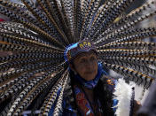 Una bailarina se une a una actuación para conmemorar el 700 aniversario de la fundación de la ciudad azteca de Tenochtitlan, hoy conocida como Ciudad de México, en la Plaza del Zócalo, en la Ciudad de México, el 26 de julio de 2021, en plena pandemia del coronavirus. (AP Foto/Fernando Llano)