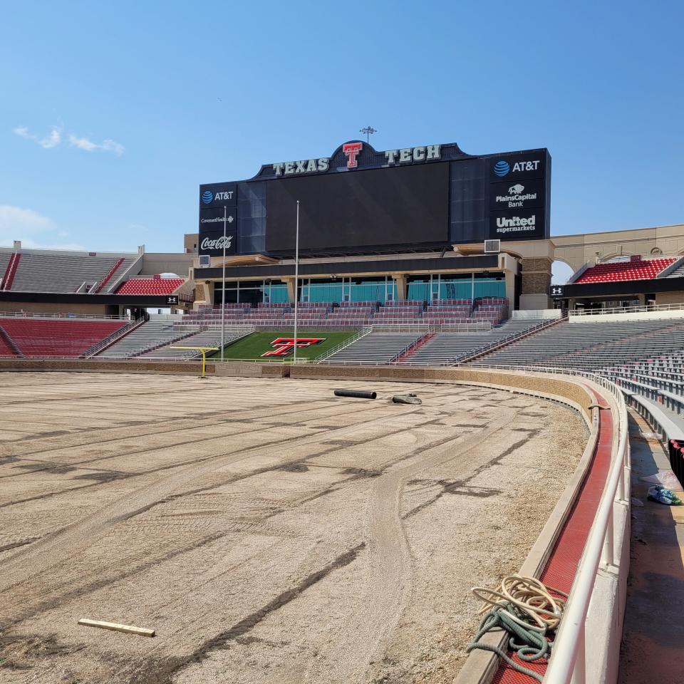 El tablero de video en el extremo norte del estadio Jones AT&T se reemplazará como parte del proyecto de instalaciones de fútbol de Texas Tech de $220 millones, y una nueva rampa y entrada para visitantes.  El vestuario se construirá en la esquina noreste del estadio.  Ambos están programados para completarse antes de la temporada 2024.