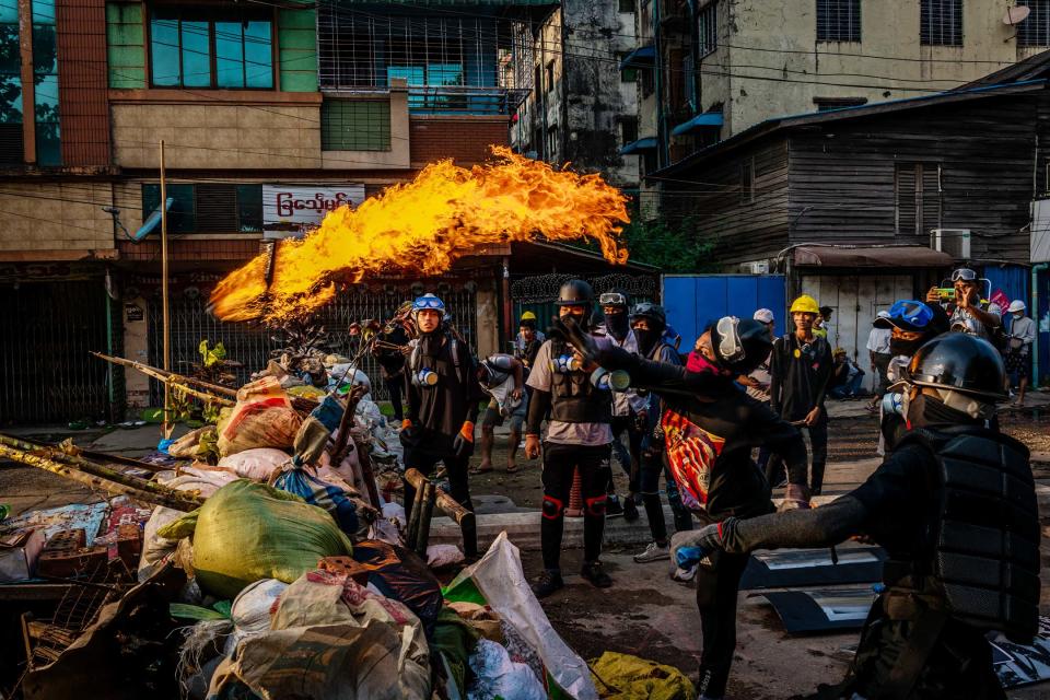 2021年3月16日，緬甸軍方發動的政變引發當地民眾的大規模示威，仰光示威者投拋汽油彈。