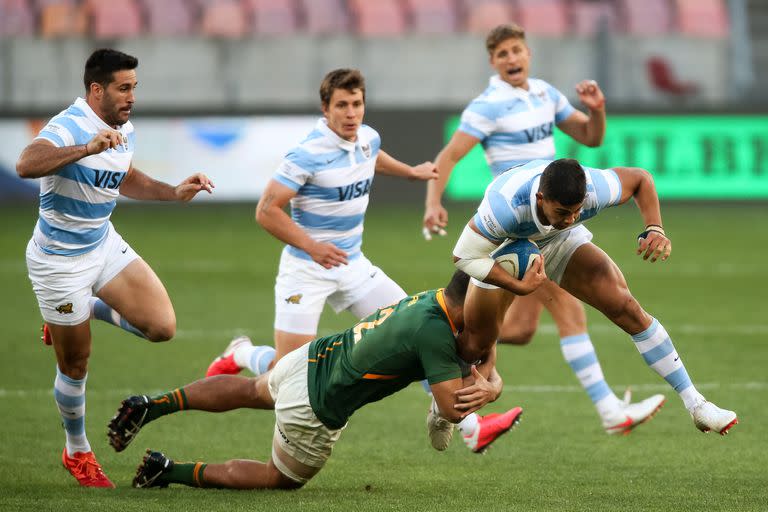 Santiago Chocobares no logra zafar de la marca; recién a los 46 minutos de la segunda mitad la Argentina logró un try.