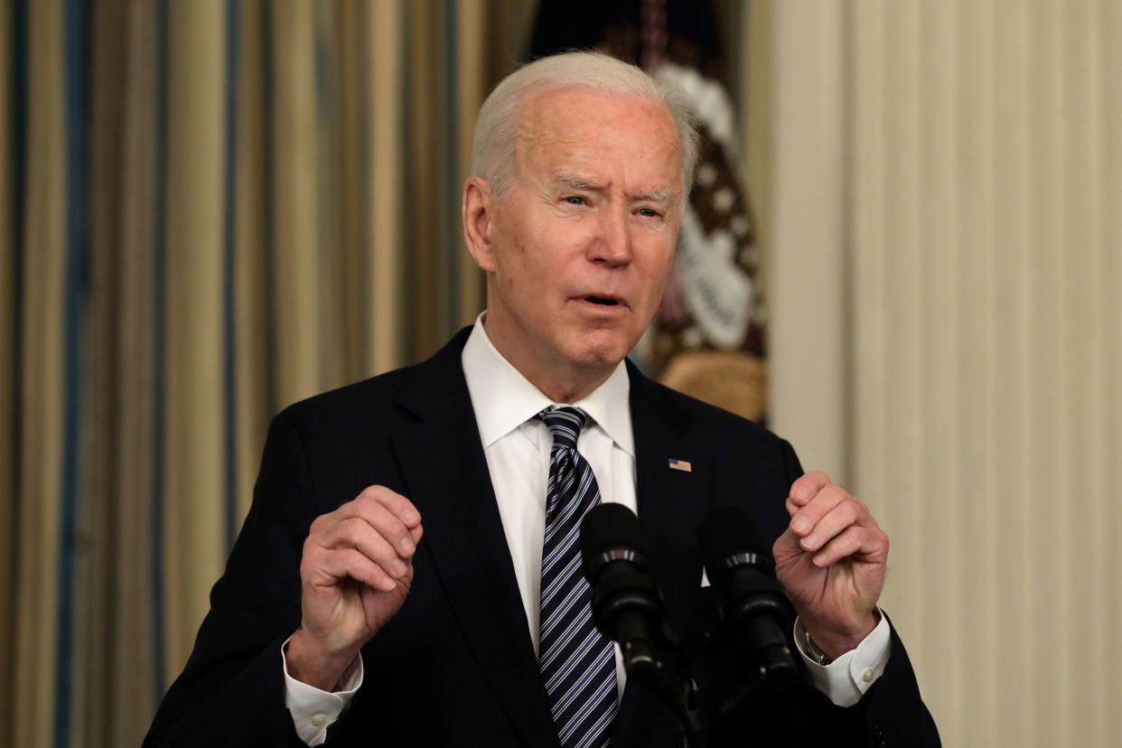 El presidente Joe Biden pronuncia comentarios sobre la implementación del Plan de Rescate Estadounidense, en la Casa Blanca en Washington. (EPA)