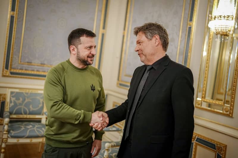 Volodymyr Zelensky (L), President of Ukraine, receives Robert Habeck German Minister for Economic Affairs and Climate Protection, at the presidential palace. Kay Nietfeld/dpa