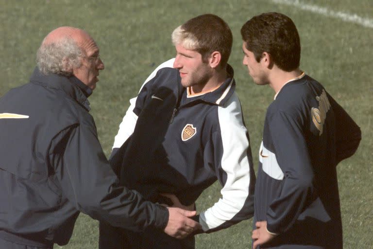 Bianchi habla, Palermo y Riquelme escuchan, en un entrenamiento. El conductor supo minimizar las diferencias entres las dos estrellas de aquel Boca.