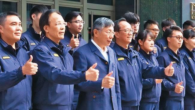 台北市長柯文哲十分重視治安，曾多次親身參與警方的臨檢勤務。（翻攝自華視新聞）