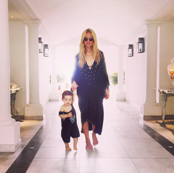 Pour Rachel Zoe, la styliste vedette des stars, la tenue de plage est forcément glamour, comme ce caftan strassé, accessoirisé de bijoux dorés.