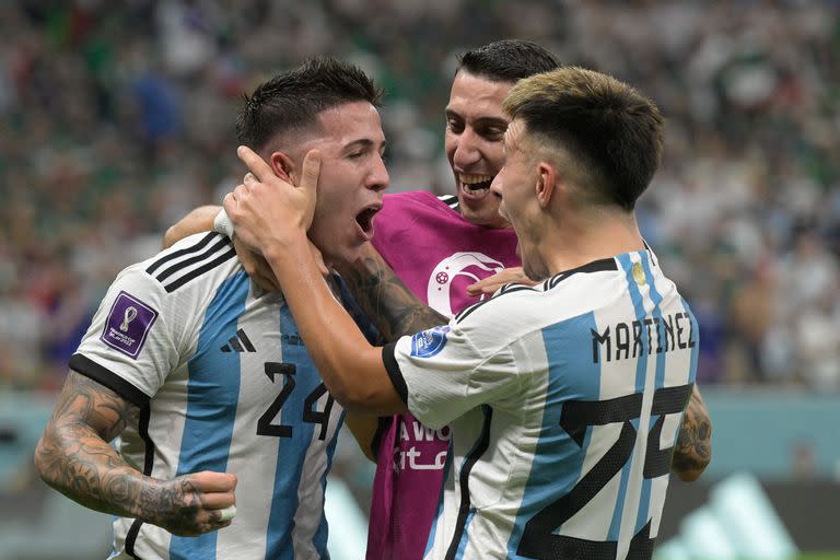 El mediocampista Enzo Fernández celebra su gol ante México junto con sus compañeros Lisandro Martínez y Ángel Di María