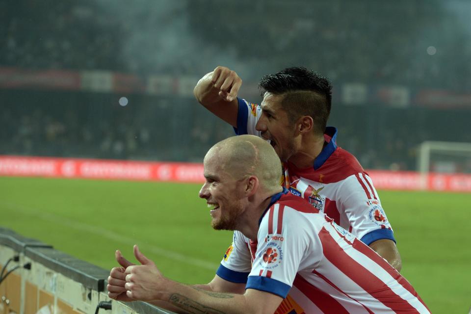 El delantero del Atletico-de-Kolkata indio Iain Edward Hume (I) celebra con un compañero su gol contra el Chennaiyin FC en partido de la Super Liga de India jugado el 18 de noviembre de 2015 en el estadio The Saltlake, en Kolkata (AFP | DIBYANGSHU SARKAR)