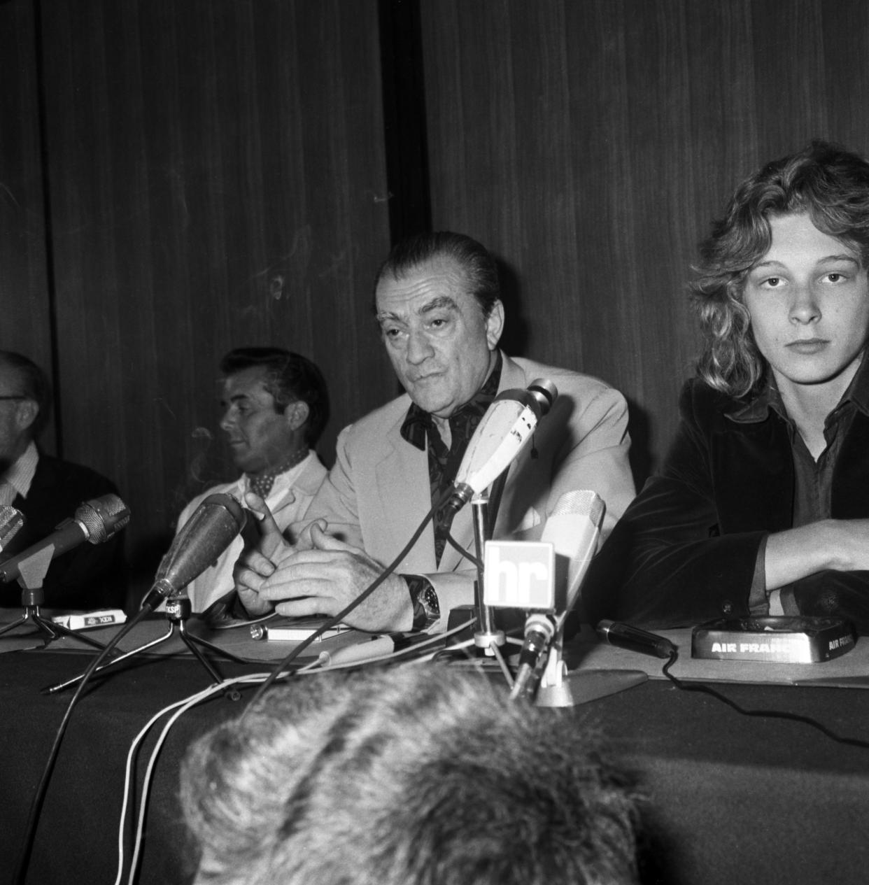 Dirk Bogarde, Luchino Visconti y el actor sueco Björn Andresen en una conferencia de prensa durante el Festival de Cine de Cannes en mayo de 1971 (Foto de Gilbert TOURTE/Gamma-Rapho vía Getty Images)