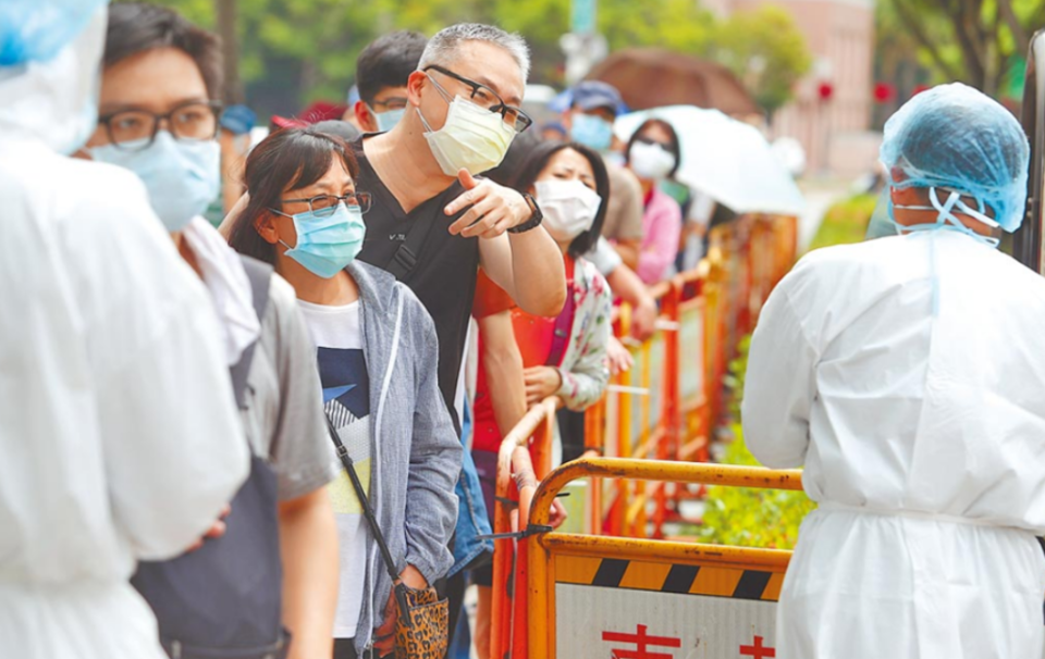 台大兒童醫院院長黃立民認為，國內剛開始出現Omicron BA.5變異株疫情，規模會多大難預測，卻鬆綁口罩措施實在可惜。（資料照）
