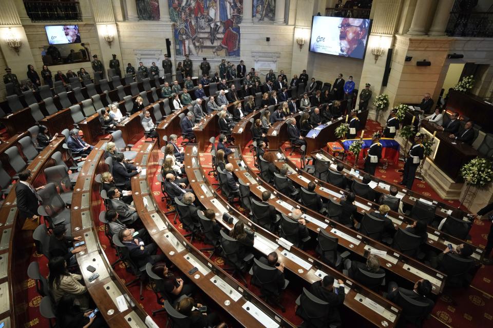 El fallecido artista colombiano Fernando Botero yace es velado con honores dentro del Congreso Nacional durante su velorio en Bogotá, Colombia, el viernes 22 de septiembre de 2023. (AP Foto/Fernando Vergara)