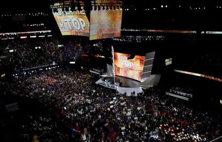 Foto del martes de la convención republicana que nominó a Donald Trump como el candidato del partido para la elección presidencial de Estados Unidos en Cleveland, Ohio. Jul 19, 2016. Donald Trump aseguró el martes su candidatura a la presidencia de Estados Unidos como representante republicano, tras derrotar a 16 rivales, causar preocupación entre los líderes del partido y provocar controversia en la convención electoral en Cleveland. REUTERS/Rick Wilking