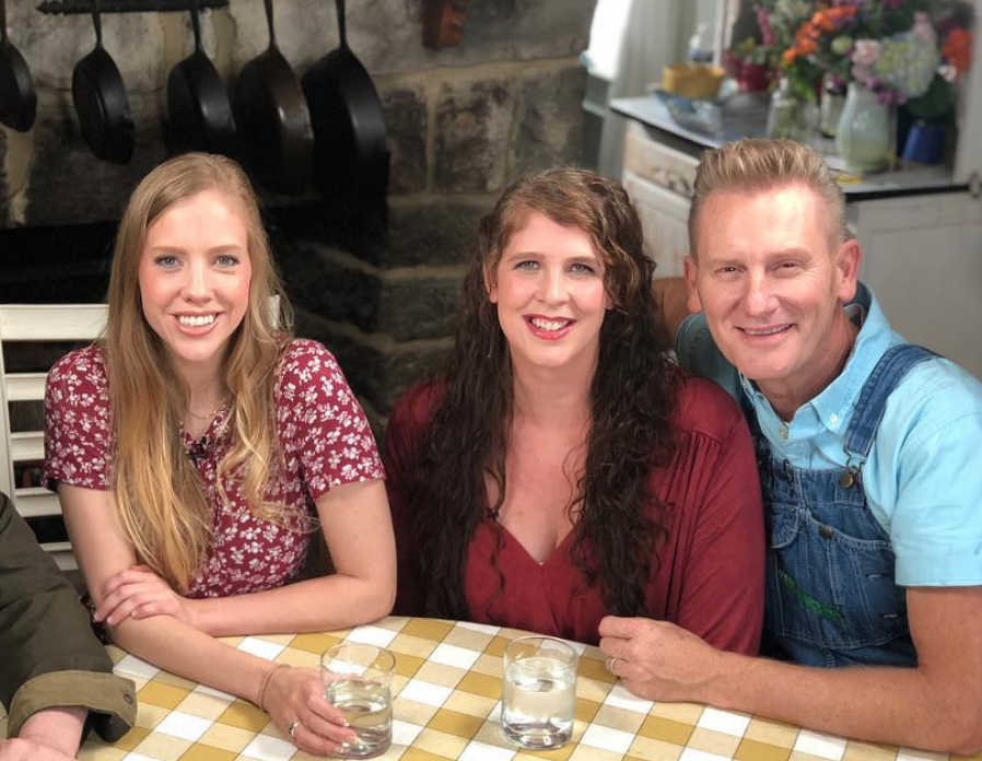 Rory Feek with his daughters Hopie, center, and Heidi. The singer did not know if he should shun Hopie after she came out to him. (Photo: Rory Feek via Instagram)