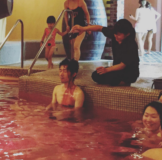 En Japón puedes bañarte en una piscina de vino tinto