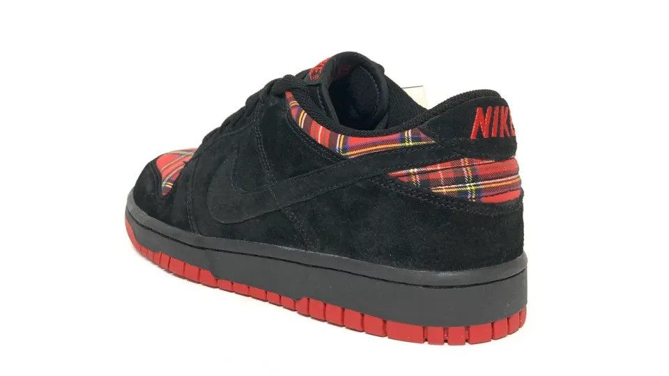 Nike Dunk Low Premium ‘Hot Red/Black/Varsity Red’ (heel). Credit: gustodaninja.com