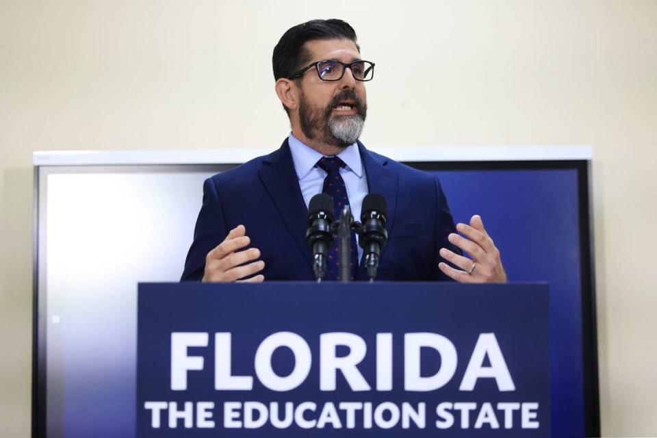 El comisionado de Educación de la Florida, Manny Díaz Jr., se retiró de una asamblea el jueves por la noche en Miami Gardens para discutir los nuevos estándares que la Junta de Educación de la Florida adoptó para la enseñanza de la historia negra en las escuelas públicas de la Florida. Corey Perrine/Florida Times-Union / USA TODAY NETWORK