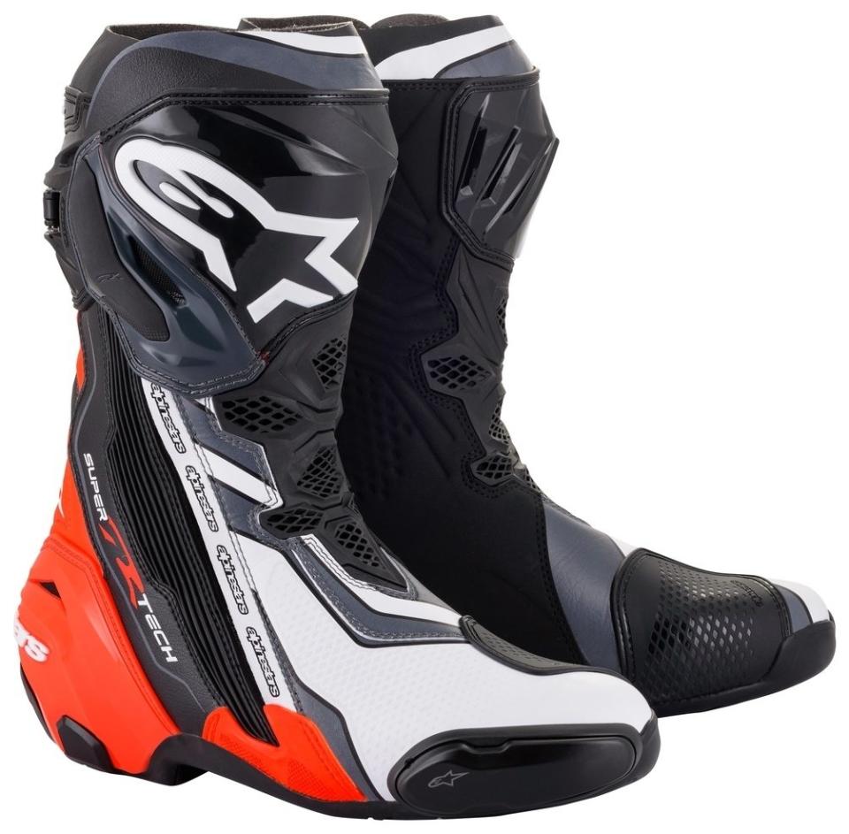 Alpinestars SUPERTECH R V2款車靴。