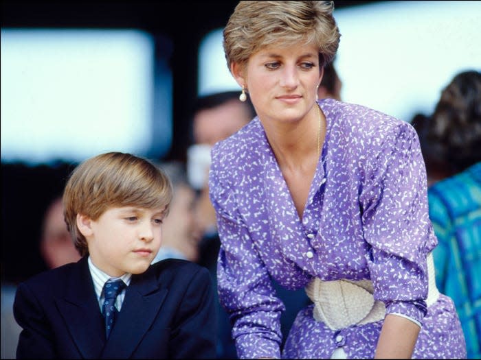 Prinzessin Diana und Prinz William bei einem Tennismatch der Wimbledon Championship im Jahr 1991.  - Copyright: Manuela DUPONT/Gamma-Rapho via Getty Images